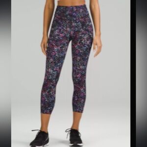 Lululemon Size 6 Leggings - Base Pace High-Rise Crop 23” in Floral Spray Multi